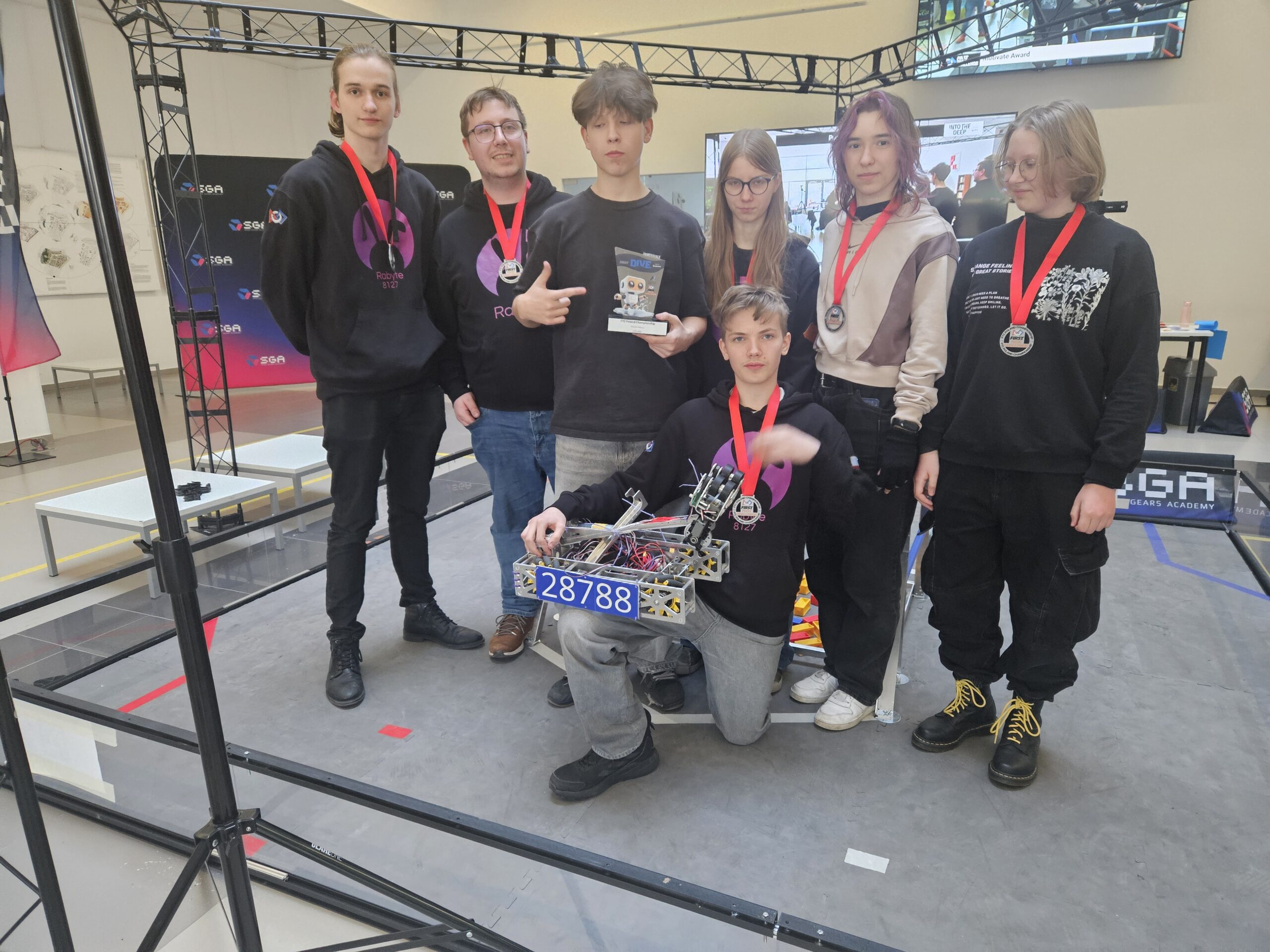 Read more about the article Srebrny medal na First Tech Challenge